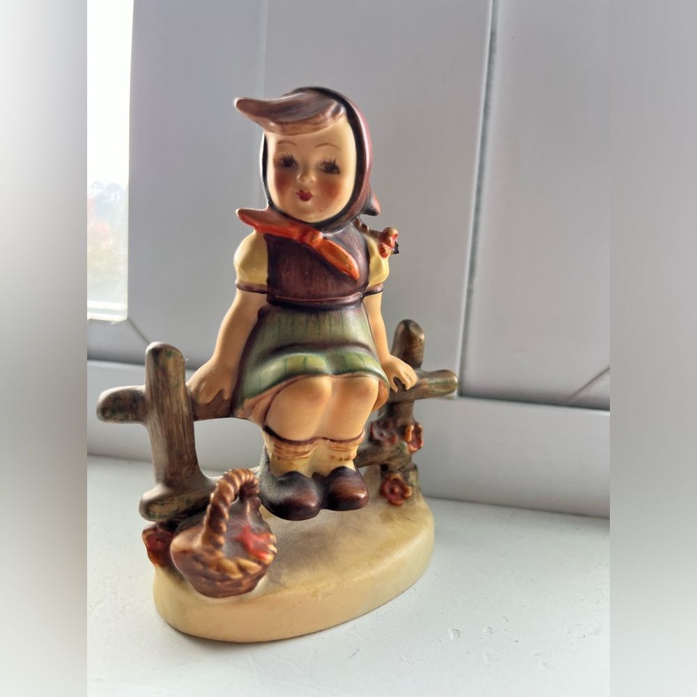 Just Resting W. Goebel 1938 Hummel figurine.